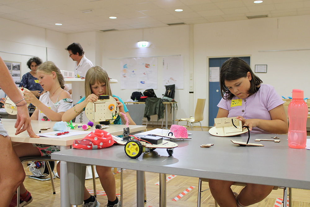 workshops Mädchen* bauen roboter educational robotics